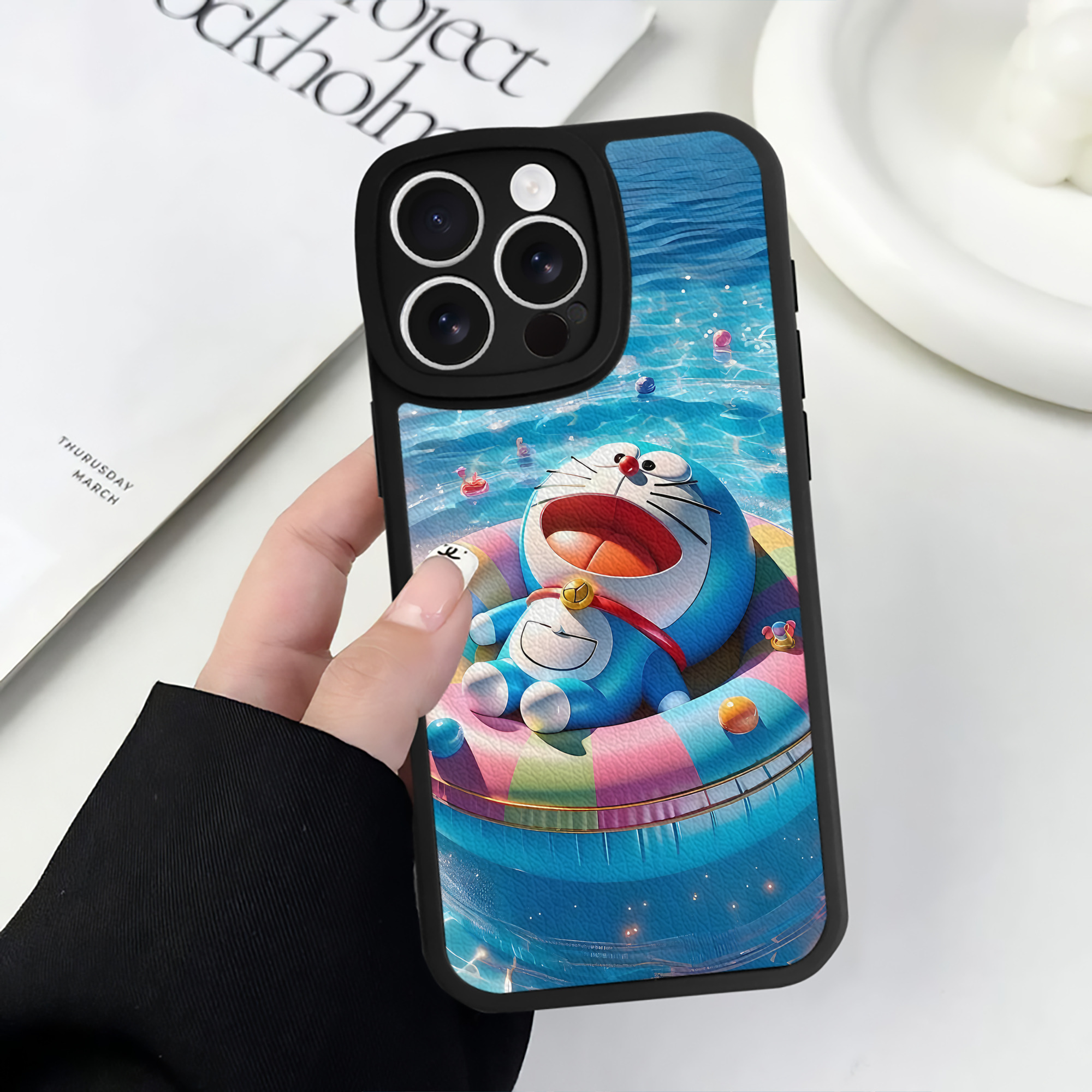 （画像用） ドラえもん Doraemon 【iPhone 16シリーズ対応】シリコンスマホケース（レザー調） 材質：シリコン